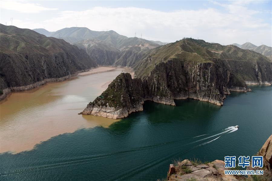 <?php echo strip_tags(addslashes(The muddy Yellow River converges with the clearer Taohe River in the Liujiaxia Reservoir in Yongjing County, Northwest China’s Gansu Province, June 2, 2019. (Photo/Xinhua))) ?>