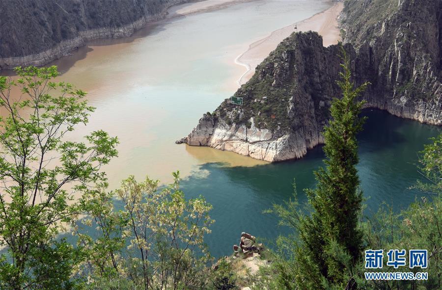 <?php echo strip_tags(addslashes(The muddy Yellow River converges with the clearer Taohe River in the Liujiaxia Reservoir in Yongjing County, Northwest China’s Gansu Province, June 2, 2019. (Photo/Xinhua))) ?>