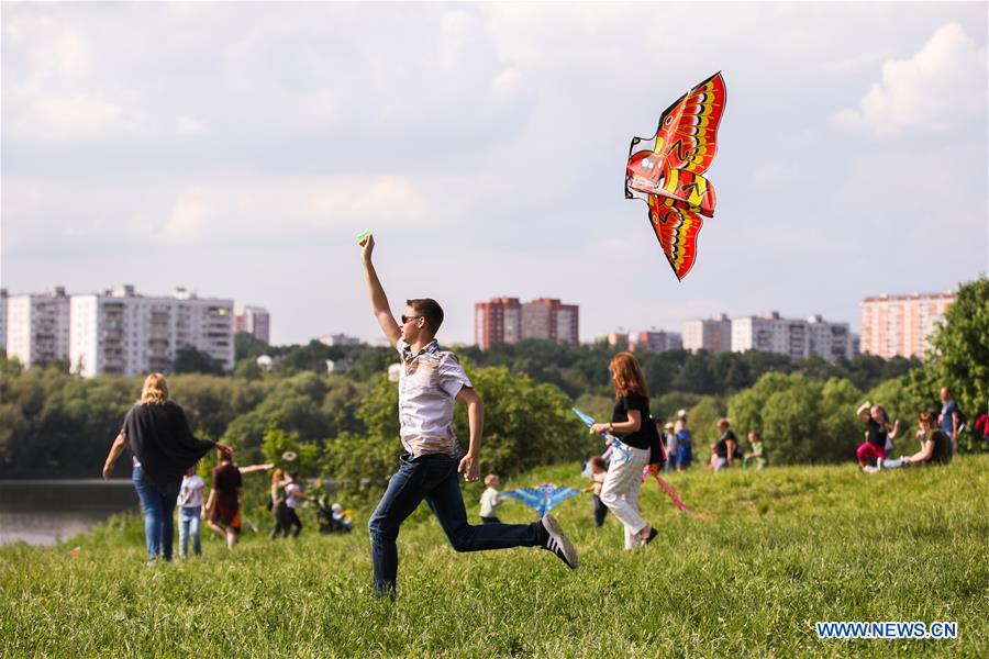 <?php echo strip_tags(addslashes(A man flies a kite during the Motley Sky festival in Moscow, Russia, on May 26, 2019. The Motley Sky festival was held in Moscow from May 25 to 26. (Xinhua/Maxim Chernavsky))) ?>