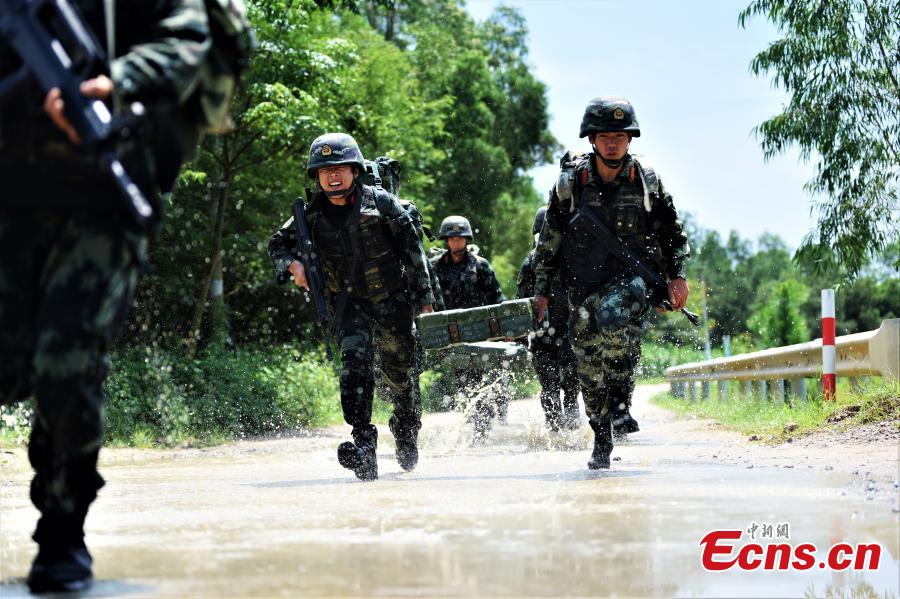 Armed police undergo intensive training programs that included searches in the mountains and forests of Guangxi Zhuang Autonomous Region, June 4, 2019. The training aims to enhance preparedness under harsh environments and complex conditions. (Photo: China News Service/Yang Chen and Yu Haiyang)