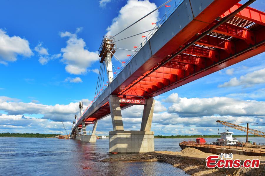 A view of the first highway bridge connecting China and Russia across the Heilongjiang River in June 2019. Construction workers attached the last bolts to connect the bridge last Friday. Measuring 1,284 meters long and 14.5 meters wide, the span across the Heilongjiang River, known in Russia as the Amur River, stretches from Heihe, a border city in northeast China\'s Heilongjiang Province, to the Russian city of Blagoveshchensk. (Photo: China News Service/Shao Guoliang)
