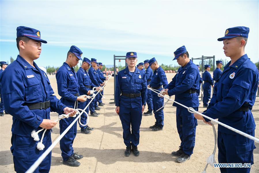 Newly-recruited firemen learn to tie knots during a training in Hohhot, north China\'s Inner Mongolia Autonomous Region, June 5, 2019. Over 1,100 socially-recruited firemen are receiving a six-month training in Hohhot. (Xinhua/Peng Yuan)