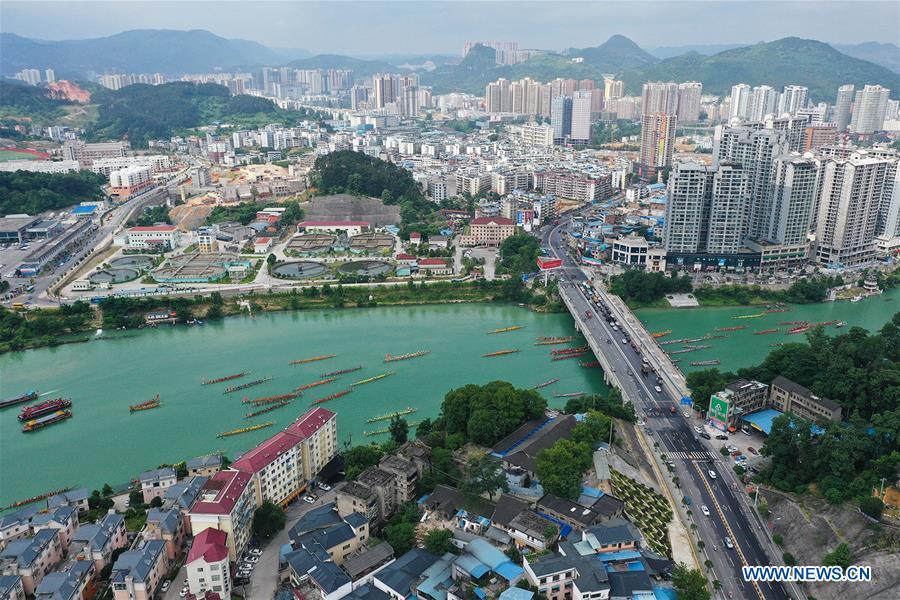 Aerial photo shows people participating in a dragon boat race in Jinjiang River in Tongren City, southwest China\'s Guizhou Province, June 5, 2019. A dragon boat championship was held in Tongren on Wednesday to celebrate the upcoming Dragon Boat Festival, which falls on June 7 this year. (Xinhua/Wu Weidong)