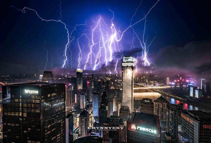 The lightning strike caught by Luo Xing in Chongqing. (Photo provided to chinadaily.com.cn)