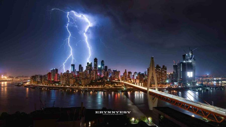 The lightning strike caught by Luo Xing in Chongqing.  (Photo provided to chinadaily.com.cn)