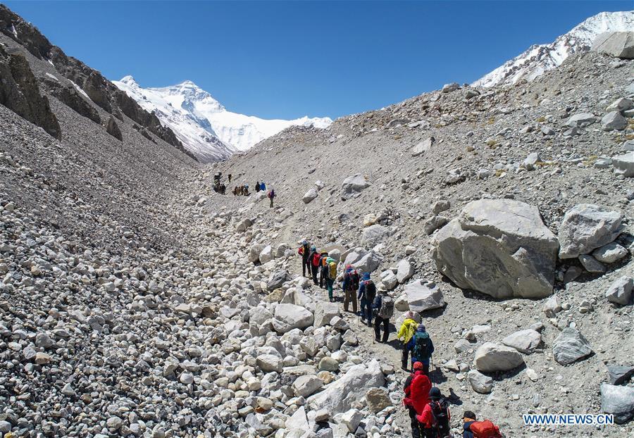 Climbers carry out adapting training on the northern face of Mount Qomolangma in southwest China\'s Tibet Autonomous Region, April 25, 2019. (Xinhua/Sun Fei)