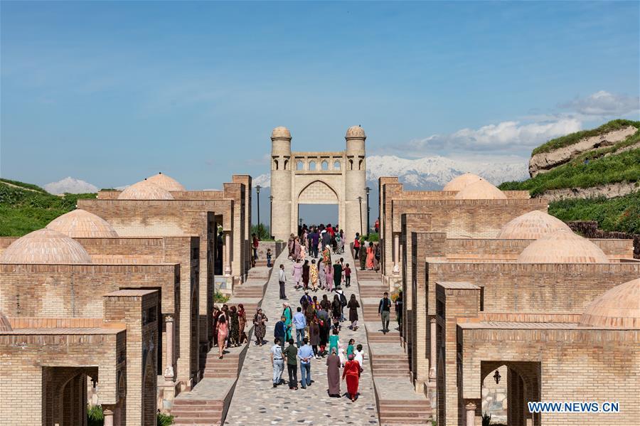 <?php echo strip_tags(addslashes(People visit Hisor Fortress, west of Dushanbe, Tajikistan, April 14, 2019. (Xinhua/Bai Xueqi))) ?>