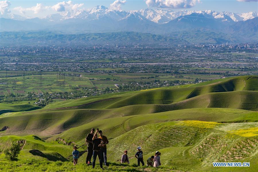 <?php echo strip_tags(addslashes(People take selfies at the Khatlon region, 70 km from Dushanbe, Tajikistan, April 12, 2019. (Xinhua/Bai Xueqi))) ?>