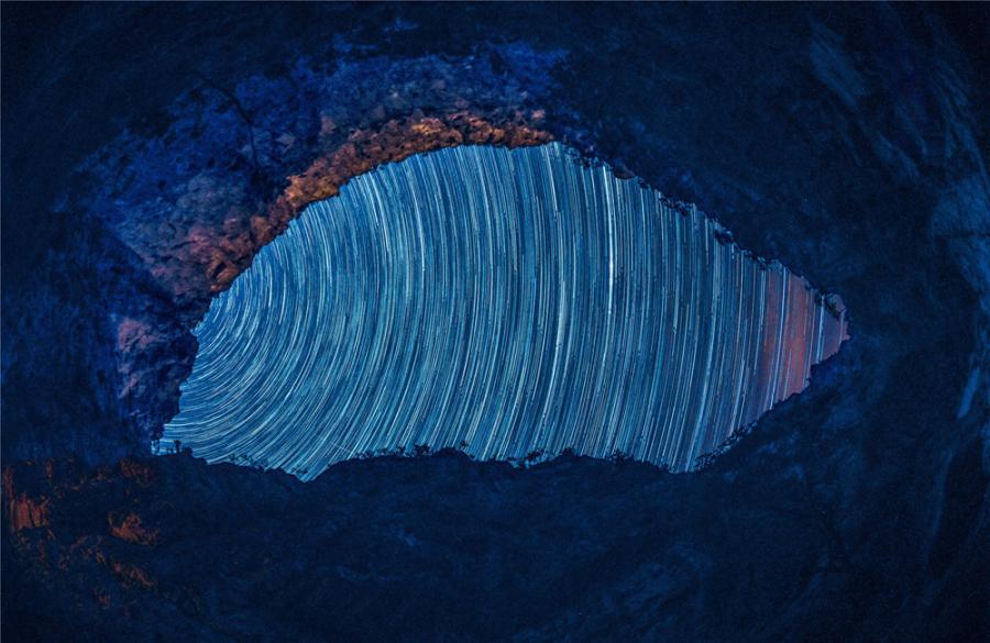 A view of the starry sky above the Helan Mountains in Ningxia Hui autonomous region.  （Photo provided to chinadaily.com.cn）

Photographer Qi Yingtao recently spent more than five hours in a cave deep in the Helan Mountains, Northwest China\'s Ningxia Hui autonomous region, to take photos of the starry sky.

He said it was an amazing experience with breathtaking views, sitting in the dark cave for hours, staring at the shining stars and listening to the blowing wind.