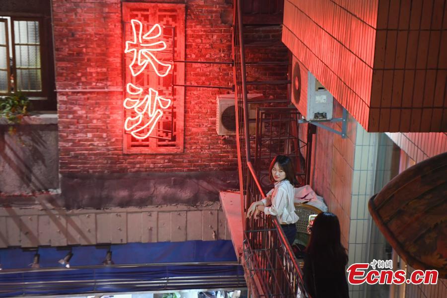 A view of a crayfish restaurant with retro styling in Changsha City, Central China’s Hunan Province, June 13, 2019. The 5,000-square-meter restaurant has made a name for itself with its 1980s decor. (Photo: China News Service/Yang Huafeng)