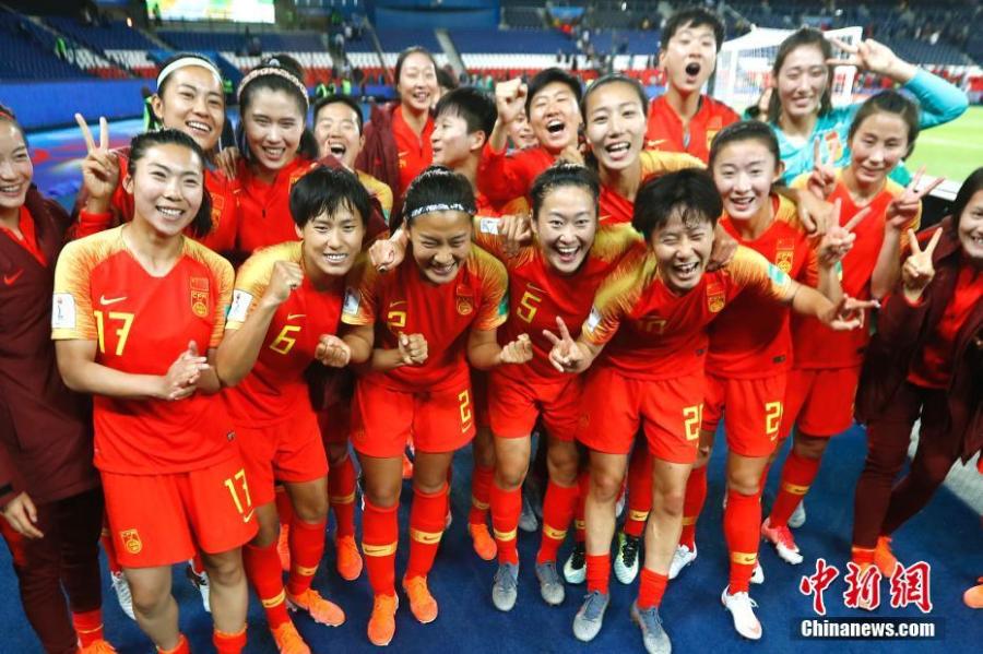 <?php echo strip_tags(addslashes(China finally have three points in their name after nipping 1-0 over South Africa, while Australia ruined Marta's record day by beating Brazil 3-2 at the Women's World Cup on Thursday.Chinese forward Li Ying's first-half volley saved the 1999 runners-up from the brink of exit as a lacklustre fixture pit China and the World Cup debutants South Africa in Group B in Paris.With the victory, China extended the aggregate score against South Africa to 29-0 and sent Group B leaders Germany to a secured spot of qualifying to the last 16, while remains hopeful to join the world No. 2 alongside with Spain.(Photo: China News Service/ Fu Tian))) ?>