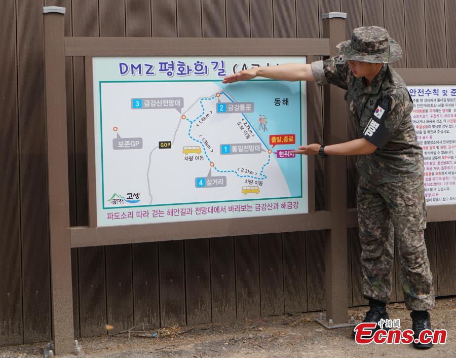 Tourists walk on a hiking trail inside the DMZ, which has divided the Korean Peninsula since the end of the 1950-53 Korean War, in South Korea. (Photo: China News Service/Zeng Ding)