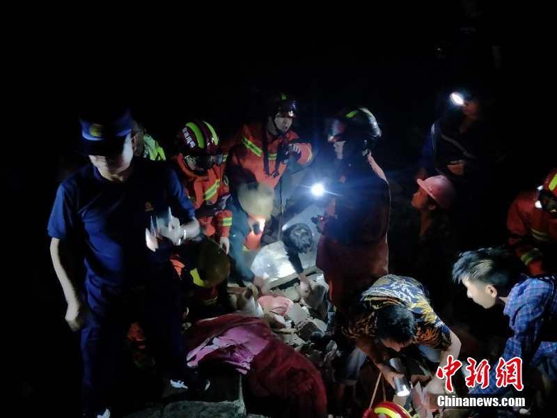 Rescue workers, along with local residents, try to save people buried under the rubble, after an earthquake hit Changning county of Yibin city, Southwest China\'s Sichuan province, June 18, 2019. (Photo provided to China News Service)