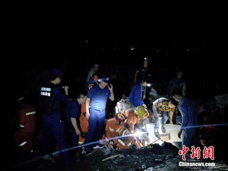 Rescue workers, along with local residents, try to save people buried under the rubble, after an earthquake hit Changning county of Yibin city, Southwest China\'s Sichuan province, June 18, 2019. (Photo provided to China News Service)