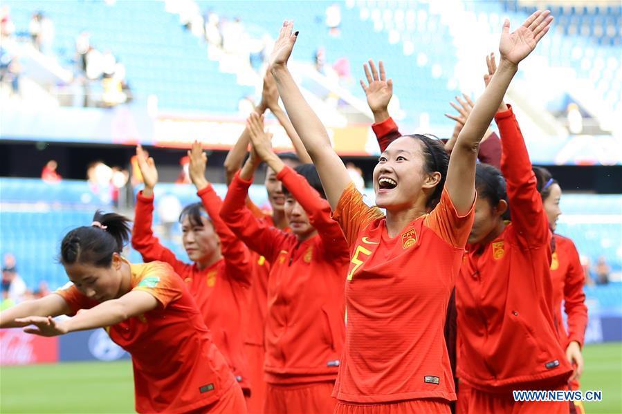 Players of China greet the audience after the Group B match between China and Spain at the 2019 FIFA Women\'s World Cup in Le Havre, France, June 17, 2019. The match ended in a 0-0 draw. (Xinhua/Zheng Huansong)