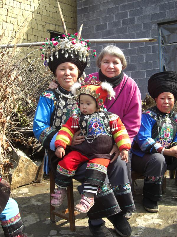 Dorothy Lacy poses with locals in Fenghuang county in 2009. (Photo provided to chinadaily.com.cn)