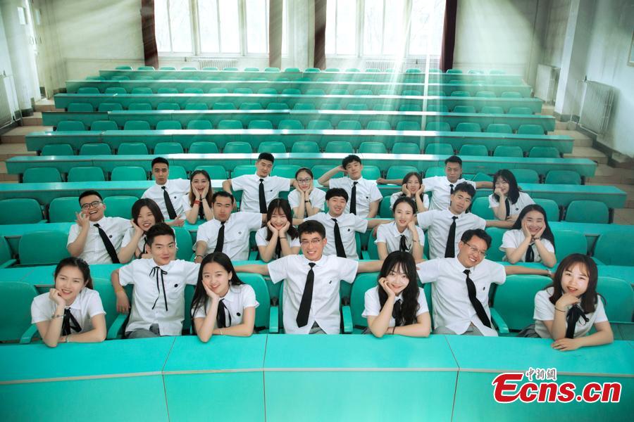 <?php echo strip_tags(addslashes(Graduates at Qinghai Nationalities University in Xining City, Qinghai Province relax into their own poses for graduation photos. The university held its graduation ceremony on Monday. (Photo provided to China News Service))) ?>