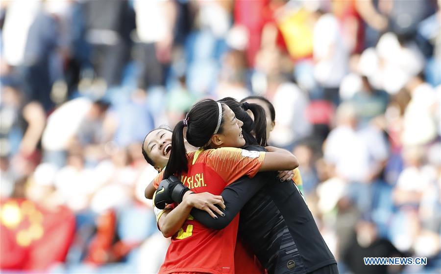 China\'s goalkeeper Peng Shimeng (R) celebrates with her teammates Liu Shanshan (C) and Wu Haiyan after the Group B match between China and Spain at the 2019 FIFA Women\'s World Cup in Le Havre, France, June 17, 2019. The match ended in a 0-0 draw. Both teams advanced into the knockout stage. (Xinhua/Ding Xu)