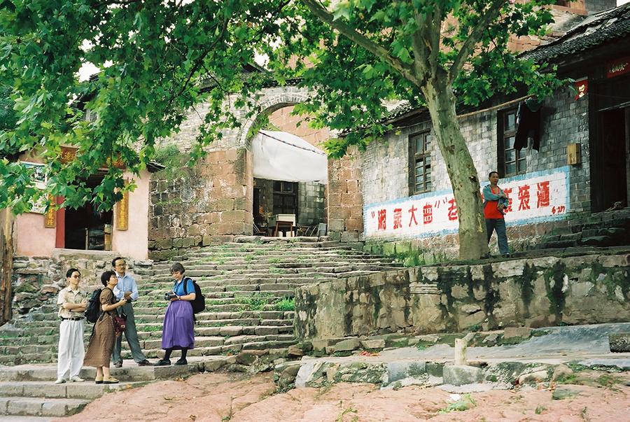 <?php echo strip_tags(addslashes(Dorothy Lacy travels with friends in Fenghuang county, Central China's Hunan province, in 1999.  (Photo provided to chinadaily.com.cn)
<br><br>
Falling in love with Fenghuang
<br><br>
The first time Dorothy set foot in Fenghuang was on a tour in 1999, and she immediately fell in love with the breathtaking view of the ancient town and its Miao ethnic customs and culture.
<br><br>
The arrival of the new millennium saw Paul and Dorothy decide to form a business and tie the knot in the following year. Then with the help of a Chinese friend, the Lacys finally opened their embroidery workshop in Fenhuang in October 2014.
<br><br>
Thanks to the generous assistance of their local friends, the couple gradually settled down, fit in with the local ethnic community, and got their startup on its feet.)) ?>