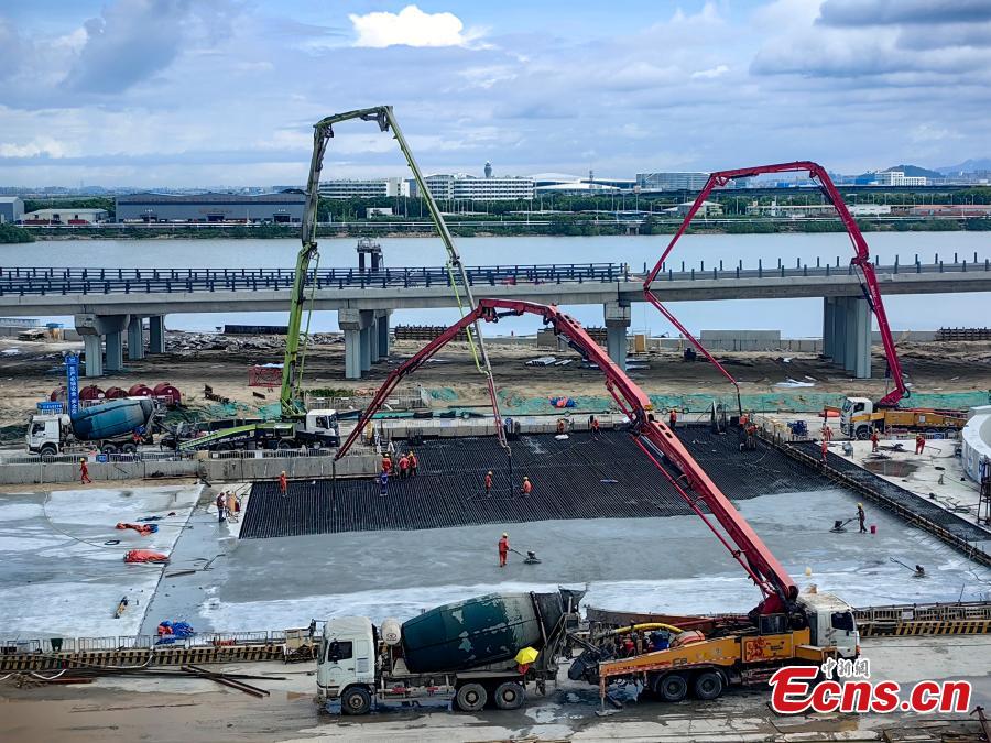 Main structure of artificial island on ShenzhenZhongshan Link completed