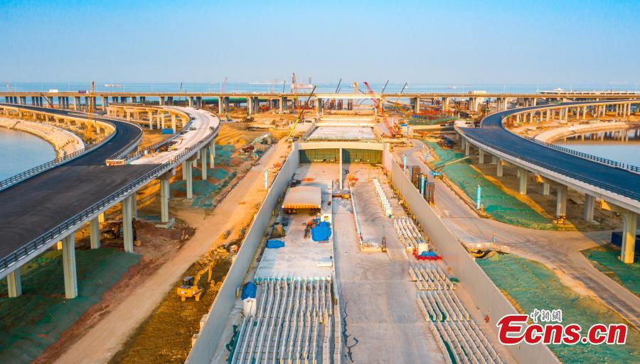 Main structure of artificial island on ShenzhenZhongshan Link completed