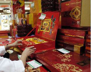 mooncake gift sets in lavish packaging