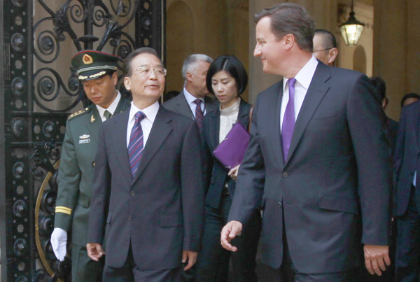 Premier Wen Jiabao walks with British Prime Minister David Cameron toward 10 Downing Street in central London on Monday. [Photo/Agencies]