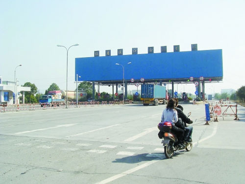 Action targeting illegal tollbooths kicks off in many provinces.