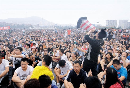 Ten thousand Dalian residents took to the streets on August 14, demanding that a PX plant be relocated over concerns of potential toxic chemical leaks.