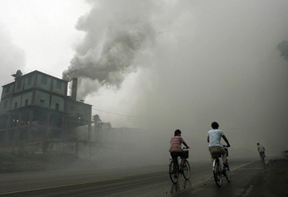 U.S. technology giant Apple has been accused of turning a blind eye to rampant pollution.