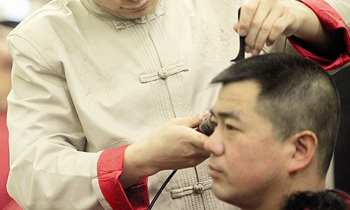 A customer gets a 40-yuan haircut at Jin Ban Cun, a barbershop in Di'anmen Dajie, Dongcheng district. Haircuts for men in Beijing are cheaper than in New York. Photo: CFP