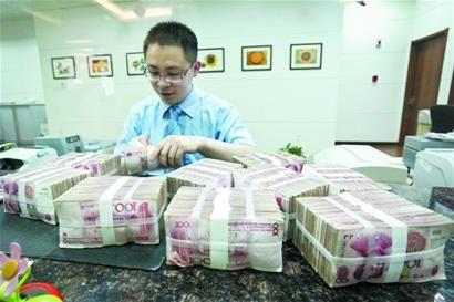 A bank director attracted deposited money by himself in Qingdao, east China's Shandong Province.