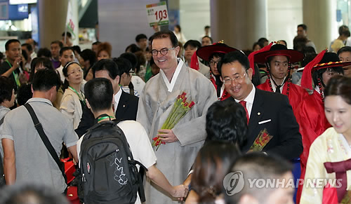 Director of the Korean Tourism Organization welcomed the 10,000-tourist group from China on September 13, 2011.