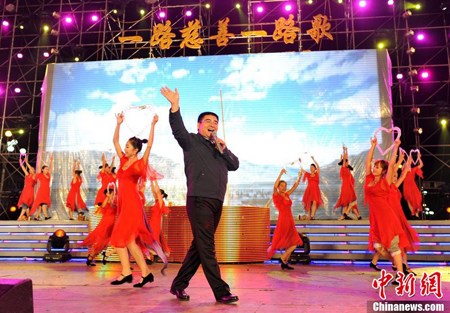 Chen Guangbiao held a solo concert in Bijie in southwest China's Guizhou Province on September 25, 2011, , bringing with him 2,000 pigs, 1,000 goats and 113 farming machines, all to be donated to poor