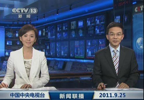 Lang Yongchun (R) and Ouyang Xiadan anchoring the prime-time CCTV news program