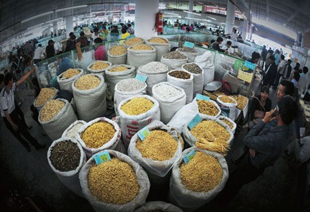 Business has been sluggish in medicine trade halls in Anhui Province. (Phototex)