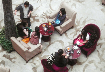 Several egg donors were being interviewed in a hotel lobby in the Haidian District, Beijing,on Oct.22, 2011. (Photo: Beijing News) 