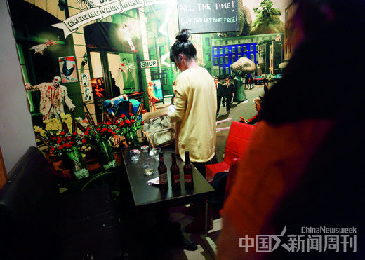 A teen girl in a bar in Shanghai on November 11. [Photo/Sun Xiaoxi]