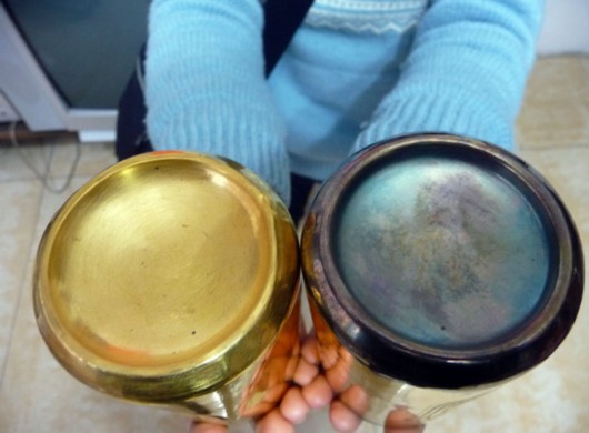 The so-called gold cans Jianlibao gives as gifts to medalists at the 1988 and 1992 Olympics are found to be made of cheap materials instead of pure gold.
