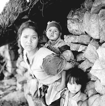 Chinese mothers are the biggest victims of poverty. As the center of the family, they are concerned about their kids and husband, the family income and their daily welfare.[Photo/Yu Quanxing]