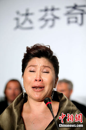 In the spot light, the general manager Panzhuang Xiuhua shed tears while speaking of difficulties in business development. She avoided answering sharp questions by media. 