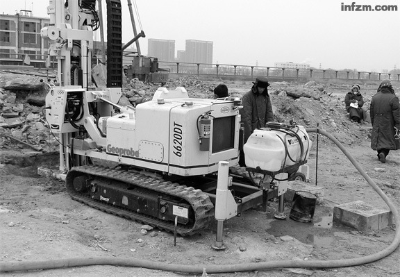 Contaminated soil is remediated by injecting a suitable remediation compound into the material. [Photo/infzm.com]