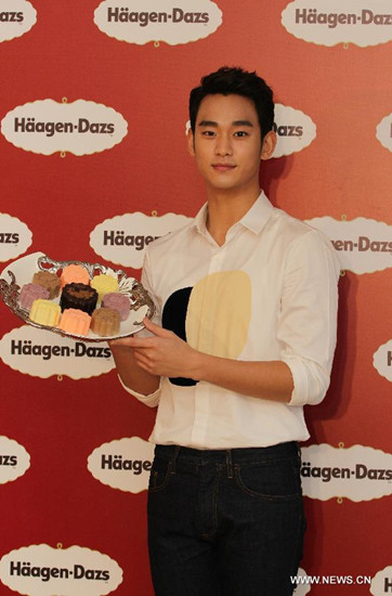 South Korean actor Kim Soo Hyun attends a press conference marking his endorsement contract with icecream maker Haagen-Dazs in Beijing, capital of China, Aug. 4, 2014. (Xinhua/Ma Ping)