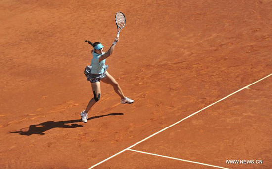 China's Li Na returns the ball to Sloane Stephens of the United States during the women's singles third round at the Madrid Open tennis tournament in Madrid, capital of Spain, on May 8, 2014. Li won 2-1. [Photo: Xinhua]