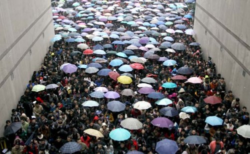 People line up outside a national civil service exam site at Huazhong University of Science and Technology in Wuhan, capital of Hubei province, on November 25, 2012. (Photo/China Daily)