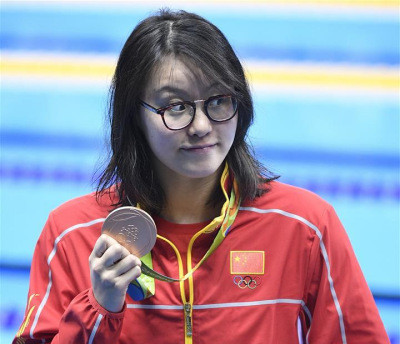 China's Fu Yuanhui attends the awarding ceremony of women's 100m backstroke swimming final at the 2016 Rio Olympic Games in Rio de Janeiro, Brazil, on Aug. 8, 2016. Fu Yuanhui won the bronze medal with 58.76 seconds. (Xinhua/Wang Peng) 