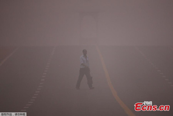 A man crosses a road amidst the heavy smog in New Delhi, India, November 6, 2016.(Photo/Agencies)