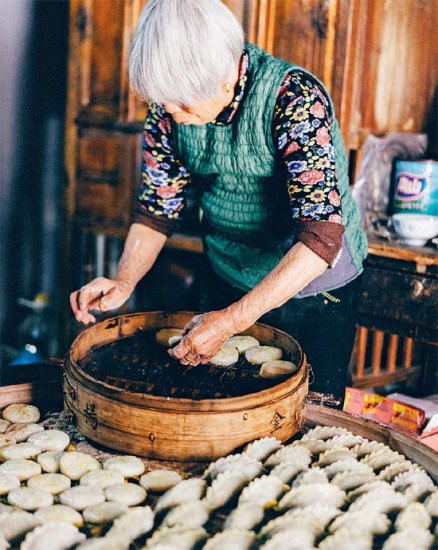 Qingtuan, or green dumplings, are made of glutinous rice mixed with Chinese mugwort leaves and are usually filled with sweet red bean paste. Zhang Demeng / The World of Chinese