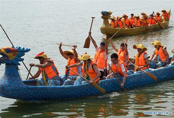 People participate in a dragon boat race at Longting scenic spot in Kaifeng City, central China's Henan Province, May 29, 2017, to greet the upcoming Dragon Boat Festival which falls on May 30 this year. (Xinhua/Li An)