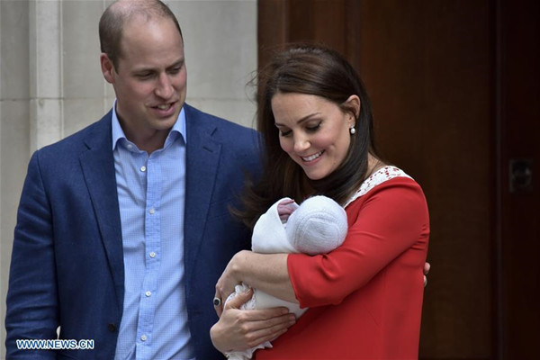 Prince William (L), Duke of Cambridge, and his wife Catherine, Duchess of Cambridge, present their newborn son outside St. Mary's Hospital in London, Britain, on April 23, 2018. Catherine on Monday gave birth to a boy, her third child, who is the fifth in line to the British throne. (Xinhua/Stephen Chung)